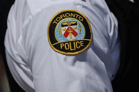 toronto police officers charged with theft